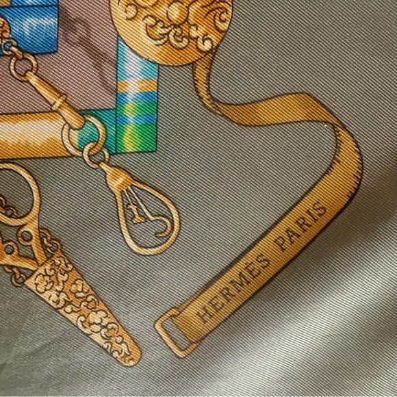 Hermès "Petit Main" (or "Couvée d'Hermès") silk scarf in Olive Multicolor - Picture 5 of 9